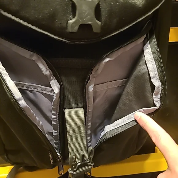 Under Armour Green Sling Bag - Picture 8 of 12